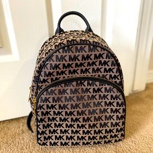 🎒Michael Kors Monogram Canvas Backpack